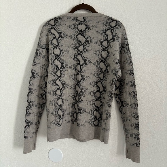 Pam and Gela Women's Size P Gray 100% Wool Crewneck Printed Sweater - Picture 4 of 4